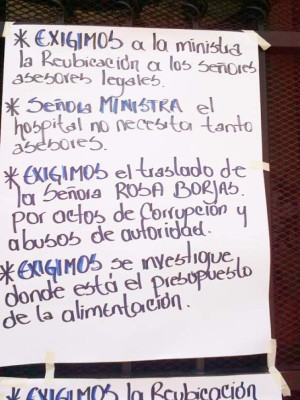 Empleados del hospital San Felipe realizan plantón en Salud