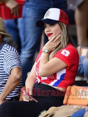 FOTOS: Las bellas aficionadas que llegaron a apoyar a Merengues y Monstruos