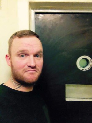 Lo encierran una noche en una celda y se hace famoso al día siguiente