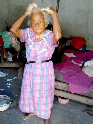 Claman ayuda para anciana que vive en el abandono