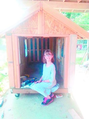 Niña construye refugios para personas sin hogar