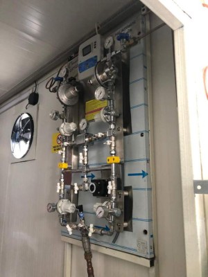 FOTOS: Así avanza la instalación de los urgentes hospitales móviles