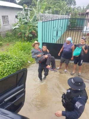 Dramático rescate de familias afectadas por el huracán Eta en Honduras (FOTOS)