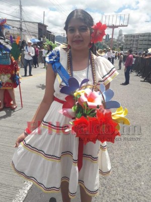 FOTOS: Los coloridos y originales trajes típicos de los desfiles patrios