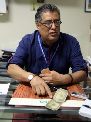 En su billetera guarda un dólar que le dio una niña por tratar a su madre