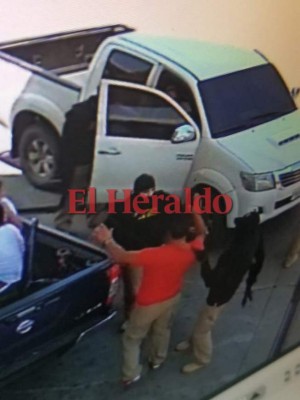 Imágenes muestran cuando sicarios asesinan a dos hombres en una gasolinera de San Pedro Sula