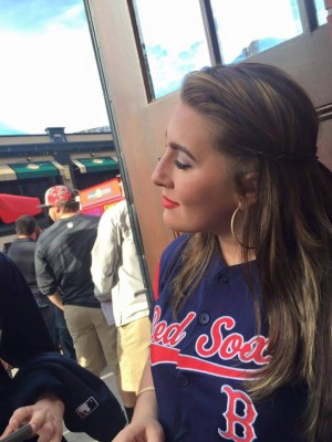 Hondureña fue invitada por las Medias Rojas para entonar el himno de EEUU