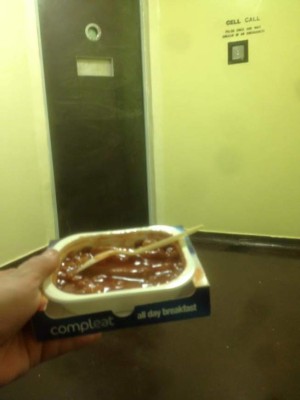 Lo encierran una noche en una celda y se hace famoso al día siguiente