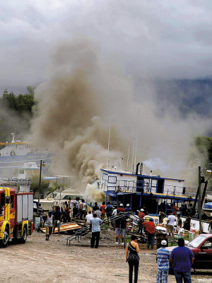 Incendio consume barco en muelle de La Ceiba