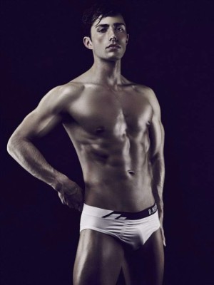 Buscó ser mesero y obtuvo contrato de modelo