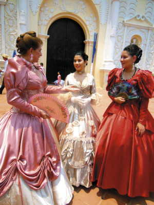 'Damas de la realeza española” recorren las calles de Comayagua