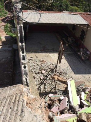 Muros ceden tras lluvias del fin de semana