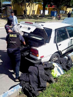 Honduras: Decomisan indumentaria policial en taxi 'brujo'