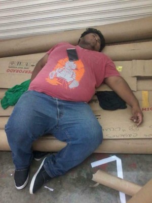 'Gordito' se queda dormido y los memes se hacen presente