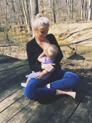 Facebook: Así responde madre denunciada por fotos mientras amamanta