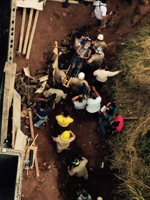 Efectúan rescate de obrero soterrado en la capital de Honduras