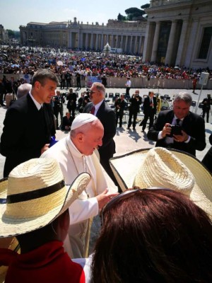 El papa Francisco junto al embajador ante la Santa Sede, Carlos Molina.