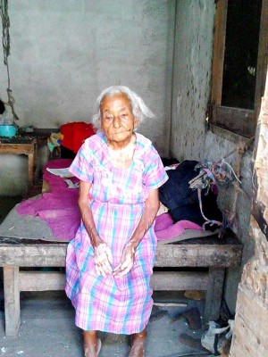 Claman ayuda para anciana que vive en el abandono
