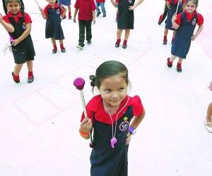 Los alumnos aprenden el valor de los símbolos nacionales del país. Foto: Alejandro Amador/EL HERALDO.