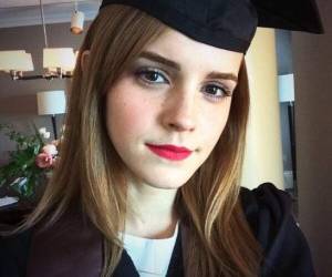 Emma Watson, conocida por su papel de Hermione en sagas de Harry Potter, renunció a la actuación para graduarse en Literatura Inglesa en la Universidad de Brown. Se ha caracterizado por ser una amante de los estudios.