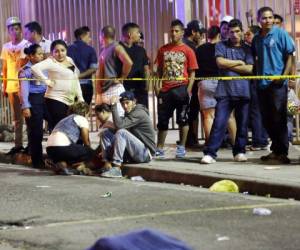 Instantes de dolor por la muerte de un despachador de buses en la capital, identificado como Iván Antonio Zelaya (18), foto: Jim Argueta/ EL HERALDO.