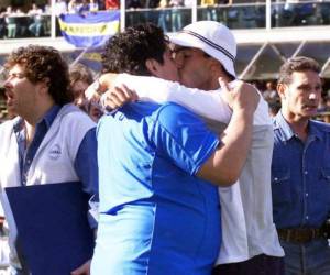 Diego Maradona y Carlos Tévez. El Pelusa es uno de los futbolistas más cariñosos y el beso que dio a Caniggia no es el único recordado de su vida, sino que también es famoso este otro a Tévez. Los aficionados de Boca dieron un homenaje a El Apache y Maradona fue el más efusivo.