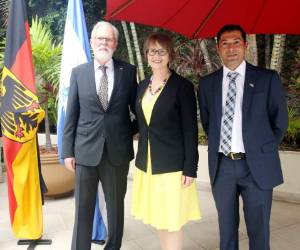 Los anfitriones Thomas y Martina Wriessnig con William Guerrero.