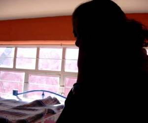 Hondureños buscan refugio en albergues para migrantes en México.