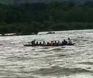Once migrantes cruzaban el río Guayambre a bordo de un débil pipante cuando en medio de la corriente la embarcación zozobró y todos cayeron al agua.