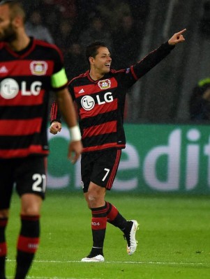 Doblete de Chicharito en empate entre Leverkusen y Roma