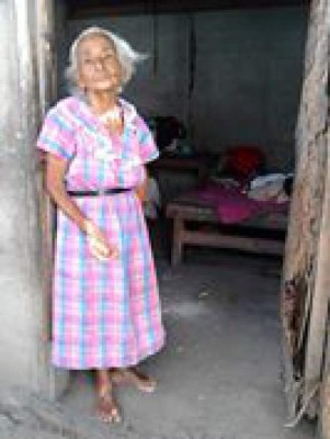 Claman ayuda para anciana que vive en el abandono