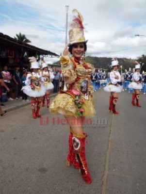 FOTOS: Las bellas palillonas y bandas que deslumbraron en desfiles de Danlí
