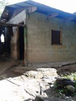Claman ayuda para anciana que vive en el abandono