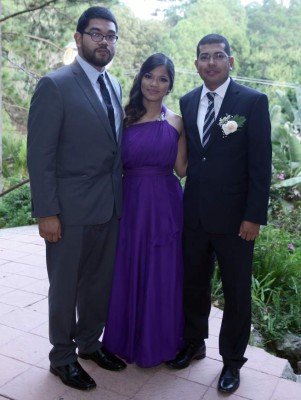 Una promesa de amor sellada en el jardín