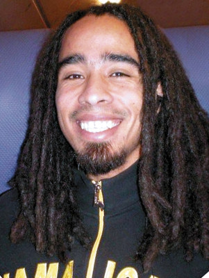 Hondureño en Holanda corta sus rastas por cancha de fútbol