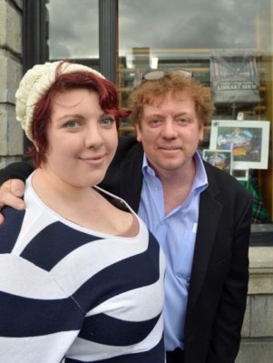 Padre le regaló a su hija un implante de senos para Navidad y ella publicó el resultado &nbsp;&nbsp;