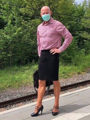 Mark Bryan, el hombre que rompe estereotipos con faldas y tacones (FOTOS)