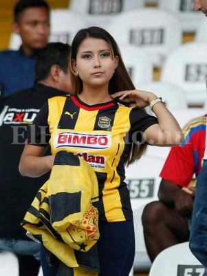 Pasarela de hermosas hondureñas en los partidos de repechaje de la Liguilla