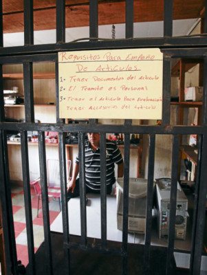 Capitalinos empeñan hasta vehículos en casas de préstamos