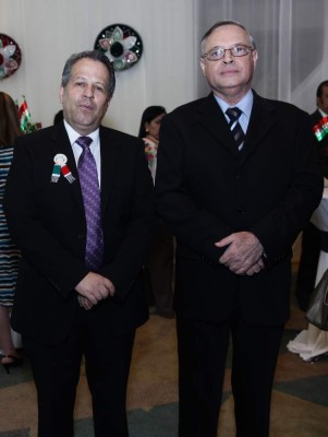 Brindan por aniversario patriótico de México