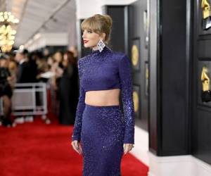 Taylor Swift conquistó la alfombra roja de los Grammy con su look sencillo pero glamoroso.