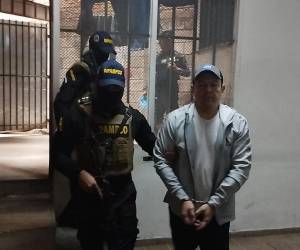 Pese a que el abogado Óscar Antonio Castro Nazar fue presentado más temprano enchachado tras su captura, los juzgados posteriormente le dictaron defenderse en libertad.