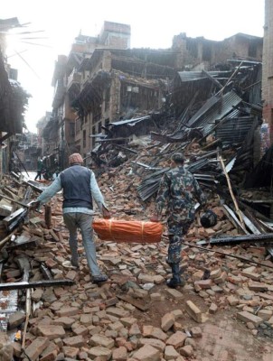 Contabilizan al menos 2,500 muertos por terremoto en Nepal