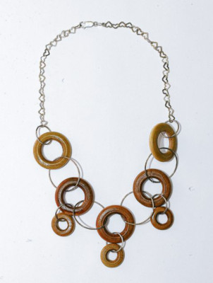 Exclusivas piezas artesanales diseñadas con madera y plata