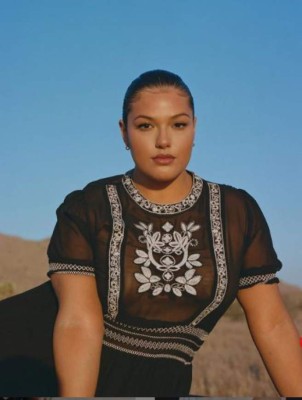 Vanessa Romero, la modelo de talla grande que le gana a los estándares de belleza