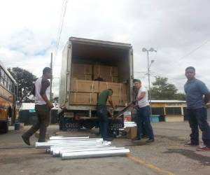 Personal de Sedis descarga los ecofogones. (Foto: Eduardo Domínguez)