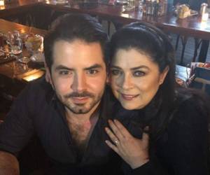 José Eduardo Derbez junto a su madre Victoria Ruffo.