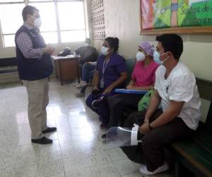 Todas las mañanas el doctor Harry Bock coordina la salida de los Equipos de Respuesta Rápida para que las visitas a las colonias sean exitosas y conocer las impresiones de los integrantes de su equipo. Foto: Alex Pérez / El Heraldo