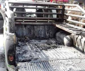 Los locatarios afectados se molestaron hasta el extremo de prenderle fuego a la pólvora que ya estaba dentro de la patrulla.