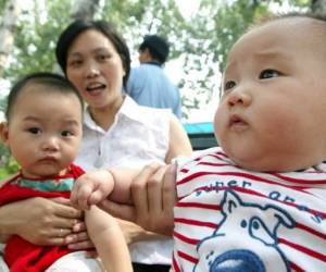 Parejas en china podrán tener dos hijos.